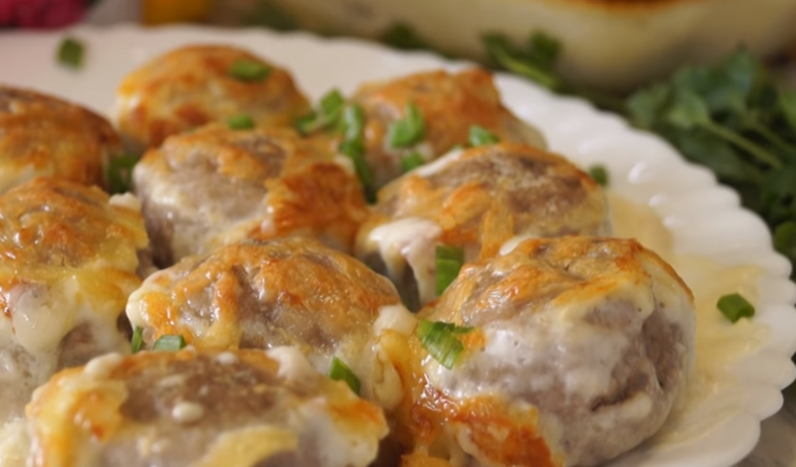 Захотелось мясного... приготовьте Фрикадельки в сливочном соусе. Готовятся быстро, получаются нежными, мягкими, с аппетитной корочкой.