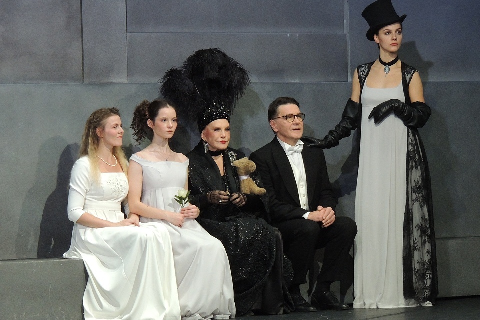 Спектакль «Война и мир» в Театре Вахтангова