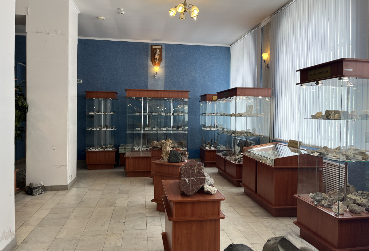 Зал стратиграфии музея геологии полезных ископаемых РБ