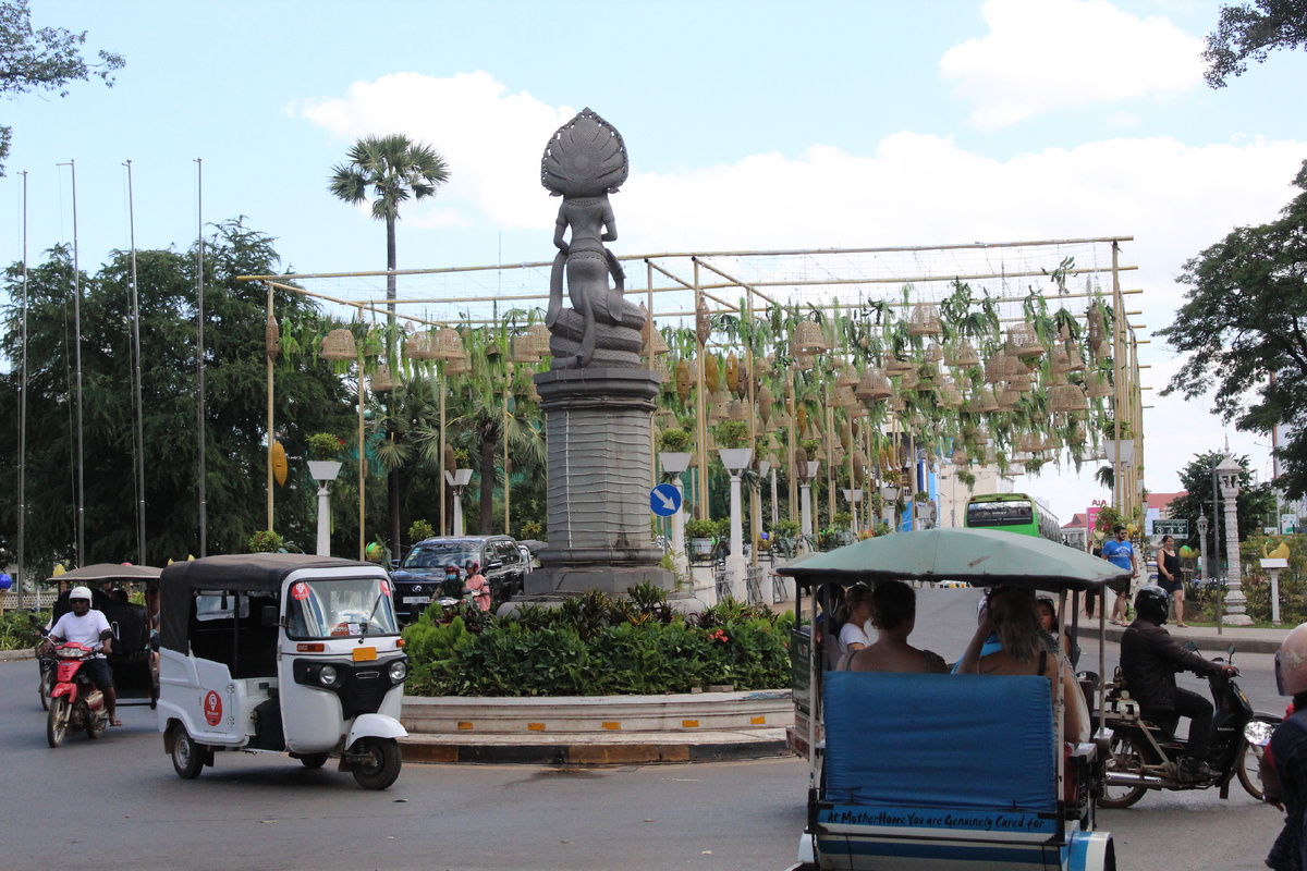 Центральная площадь: тут такое висит