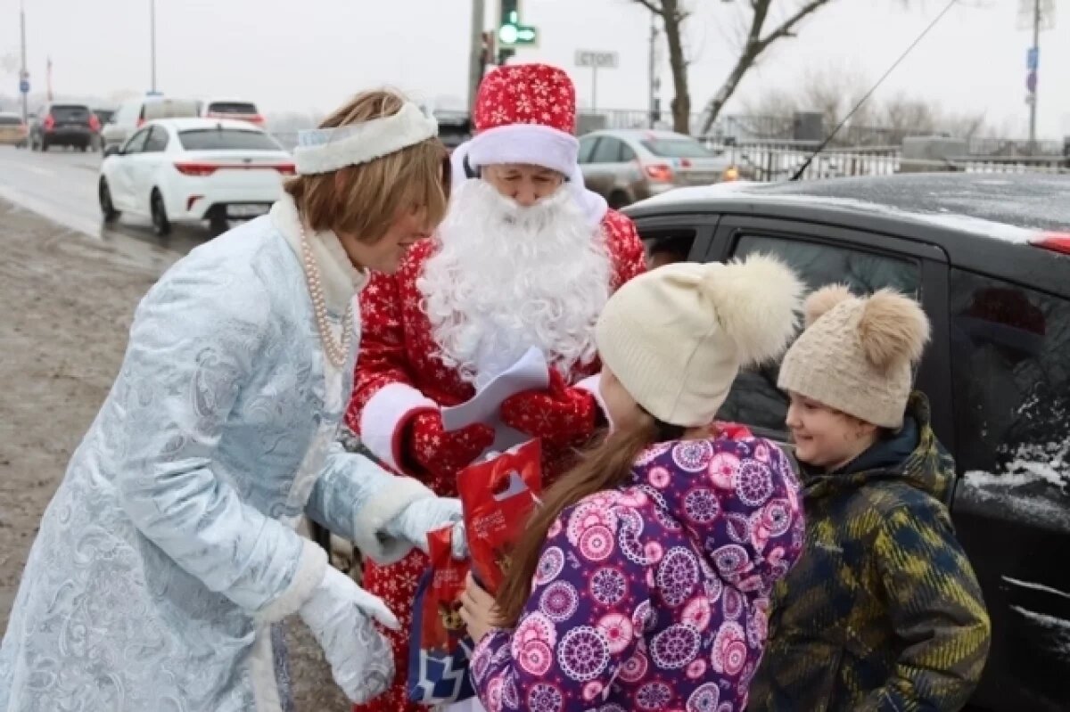    «Полицейский Дед Мороз» и Снегурочка поздравили автомобилистов-нижегородцев