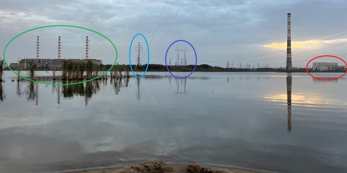 Вид на ГРЭС с территории Украины. Зелёным обведён главный корпус, красным – корпус с ПГУ (парогазовыми установками), предположительно основной рабочий на данный момент, голубым – ВЛ 330 кВ Молдавская ГРЭС – Новоодесская, выполненный на двухцепных опорах, синим – ВЛ 330 кВ Молдавская ГРЭС – Усатово, выполненная на опорах 750 кВ