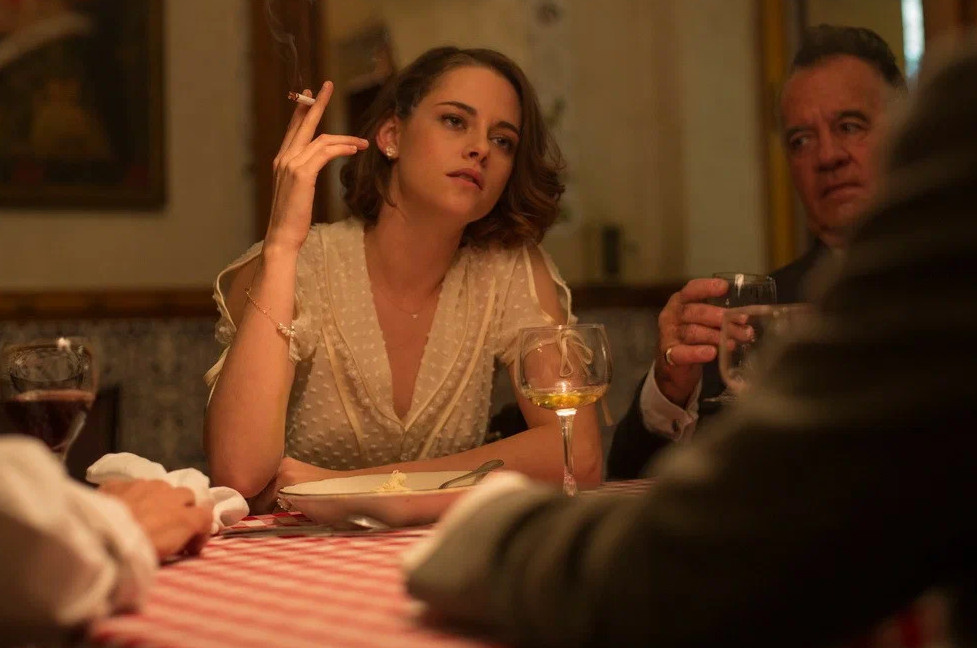 Кадр из фильма «Светская жизнь» (2016)