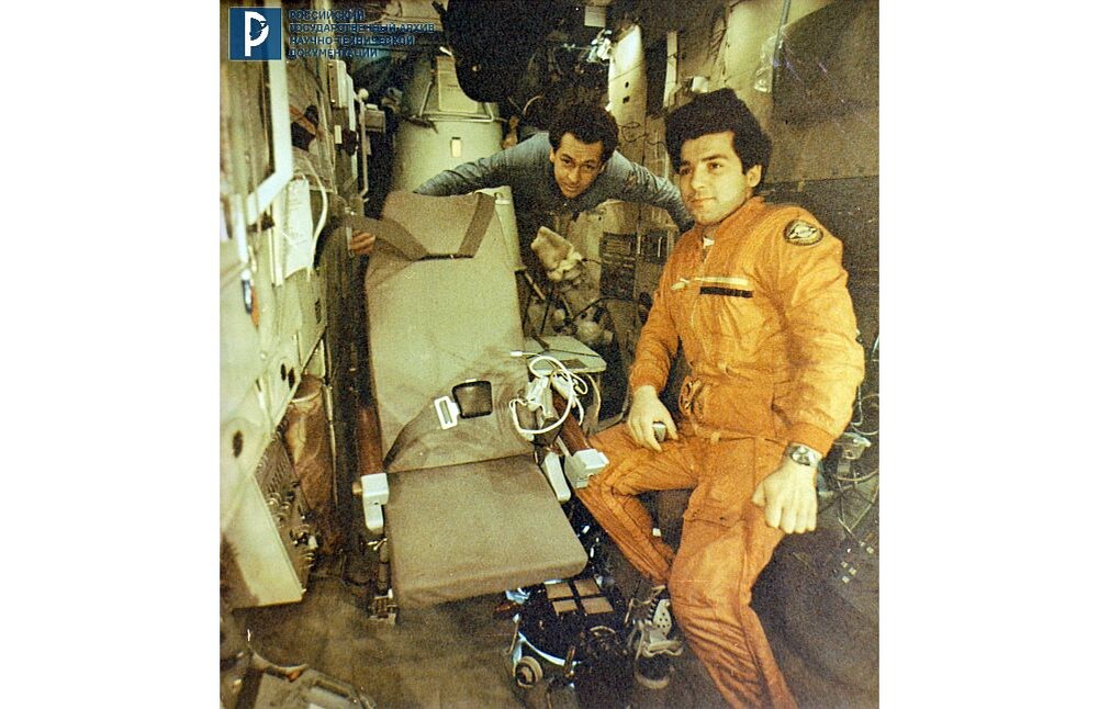 В.И. Севастьянов и П.И. Климук (экипаж корабля «Союз-18») во время полета на орбитальной станции «Салют-4». 1975 г. РГАНТД. Арх. № 1-3133 цв.