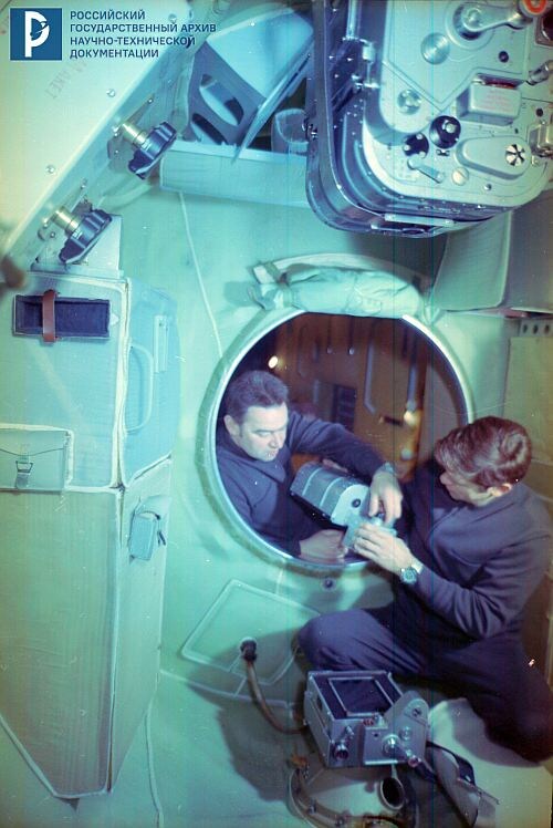 Г.М. Гречко и А.А. Губарев (экипаж корабля «Союз-17») в тренажере станции «Салют». 1974 г. РГАНТД. Арх. № 1-2627 цв.