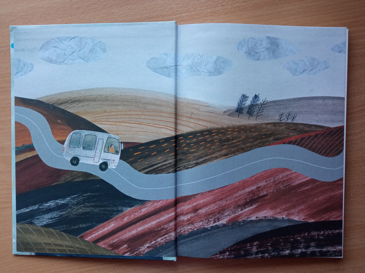 На форзаце автобус белый...