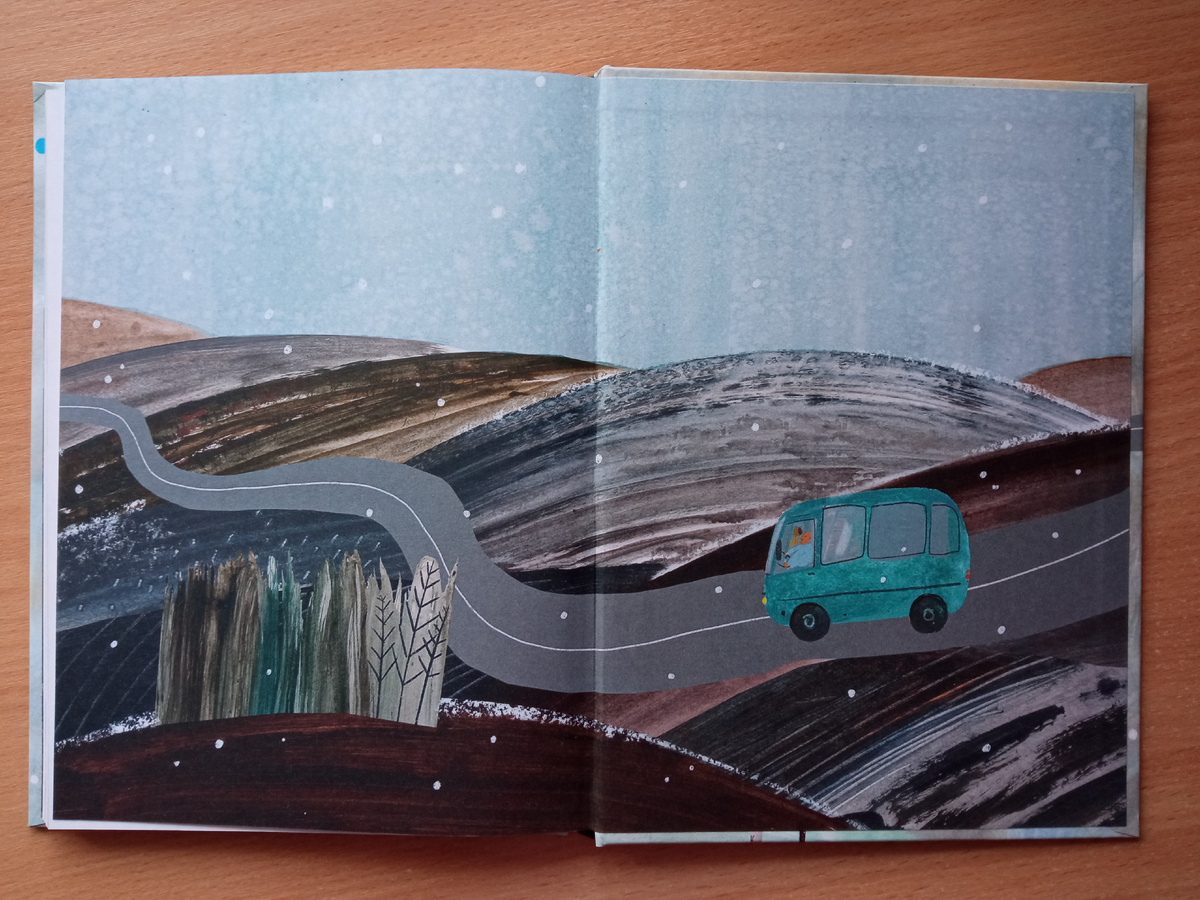 На нахзаце - бирюзовый. Почему цвет автобуса изменился объясняется в главе "Полиция"