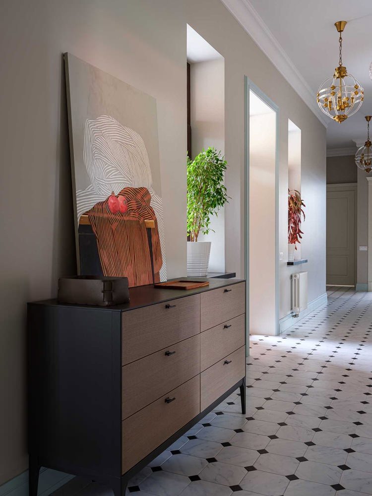 Холл в доме по дизайну Татьяны Ивановой. Комод, Dantone Home. Люстры, Delight Collection. Картина на комоде — «С тобой наедине», Ксения Берестова, галерея Reloft Art. Декор, Izzi Decor.