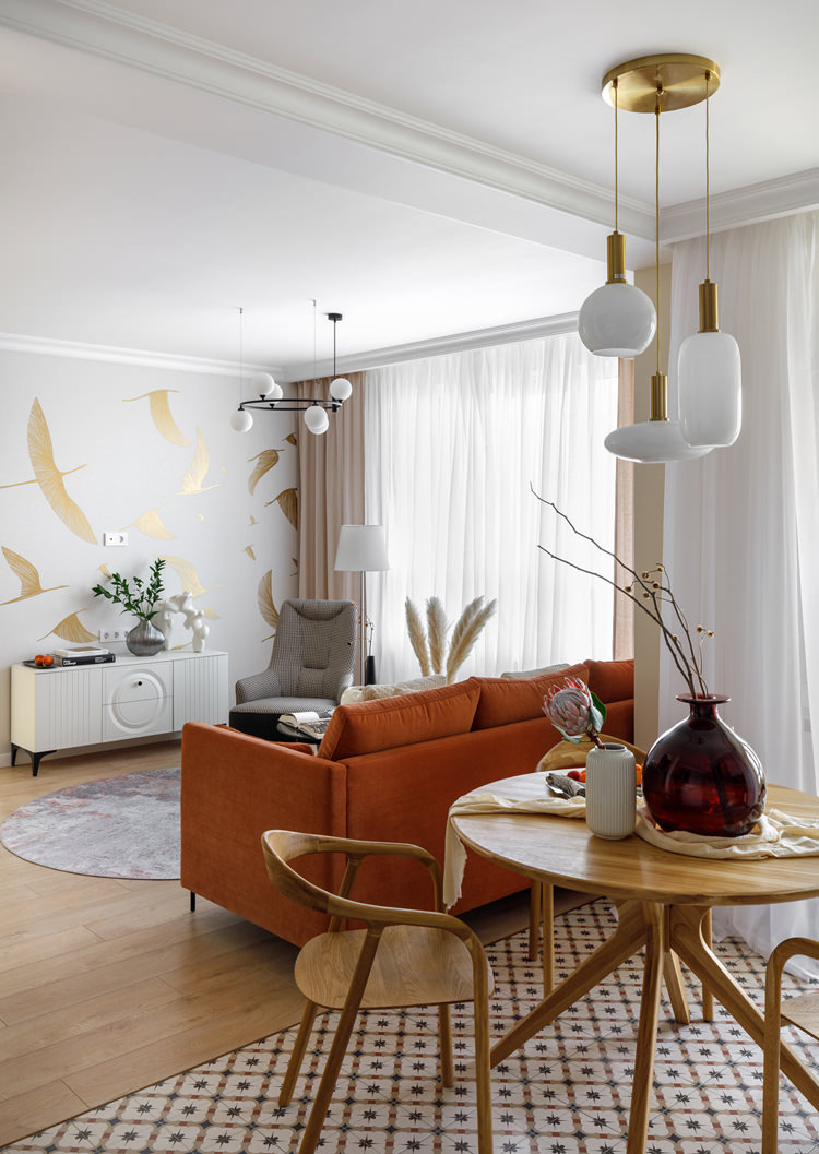 Гостиная в квартире по дизайну Анны Доброковской. Диван, Full House. Подвесной светильник, Moderli Martin. Краска, Swiss Lake, Oikos. Обои, GeoFresq 11. Лепнина, Evroplast. Электрофурнитура, AtlasDesign Schneider Electric. Кресло, Next Form. Обеденный стол, «Флора». Обеденные стулья, «Монтале».