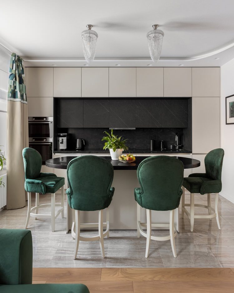 Квартира в Москве по проекту Надежды Носовой. Кухня-гостиная. Кухонная мебель, Leicht. Полубарные стулья, Horeca Home. Диван, Moon. Инженерная доска, Luxory floors.