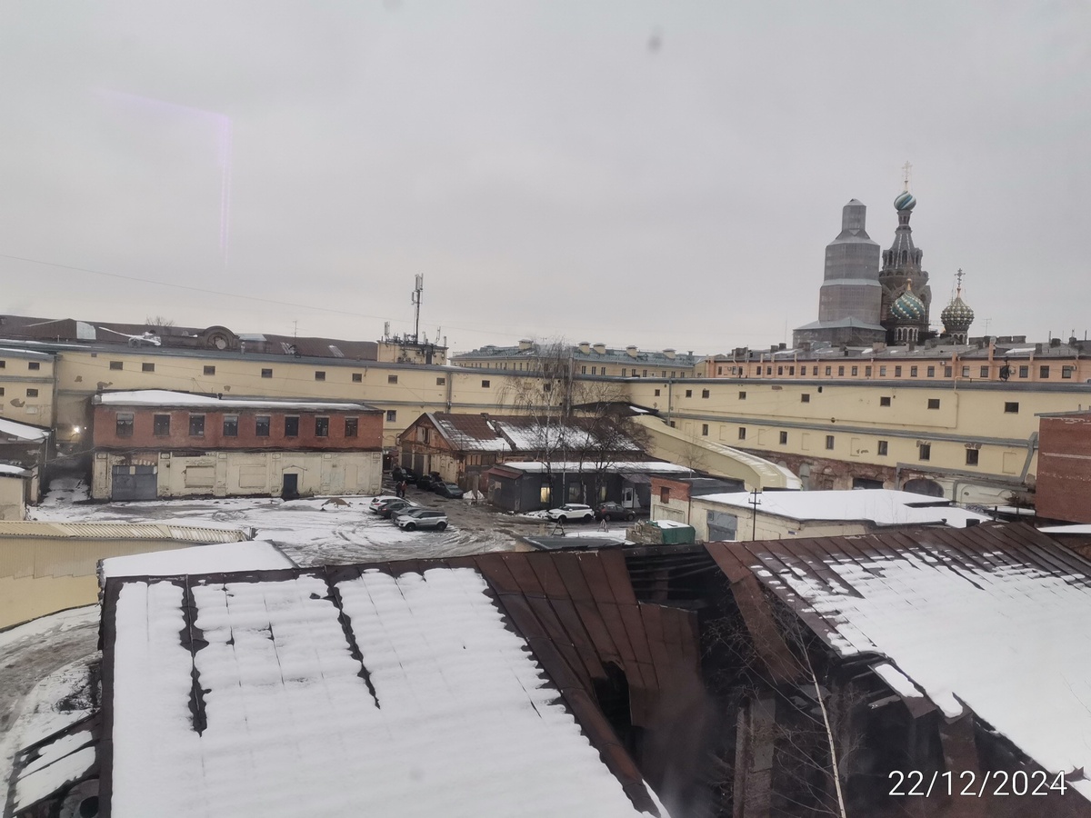 Фото из окна коридора. Жёлтые стены это наше здание-колодец. Это второй двор. 