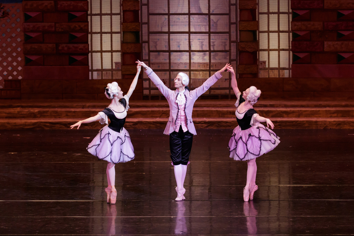 Па-де-труа из балета "Щелкунчик" в постановке Урал Опера Балета. 