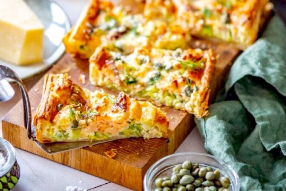 Слоеный пирог с красной рыбой и копченым сыром.
