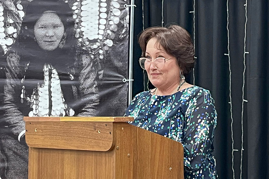 Руководитель Лаборатории традиционной культуры Дебёсского района Галина Опарина презентует своё исследование
Руководитель Лаборатории традиционной культуры Дебёсского района Галина Опарина презентует своё исследование