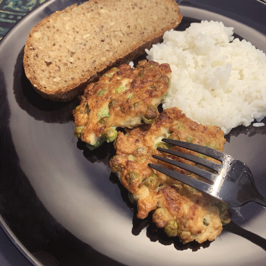    Рубленые куриные котлеты с зеленым горошком   
Источник: Мария Моднова для Креаликум