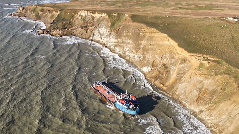    Танкер "Волгонефть 239", севший на мель. Автор фото: Минприроды России/ТАСС