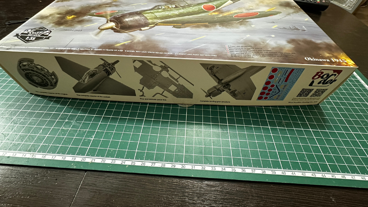 Как обычно, на коробке показаны основные достоинства модели.