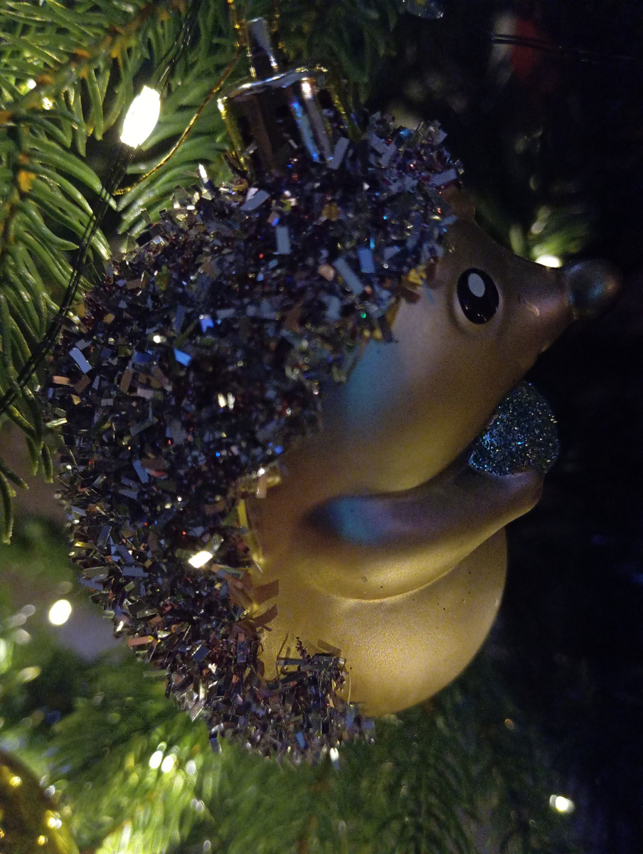 Ëжик на ëлке, на работе. 