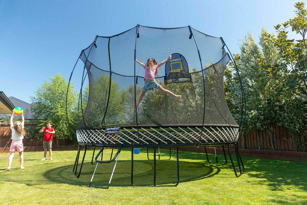 
Попробуйте и вы получите просто море удовольствия и позитива от процесса утренней зарядки на батуте. 

Сделайте утреннюю зарядку, в которой участвует вся семья от мала до велика, вашей семейной традицией. Бодрой утренней зарядкой на батуте вы зададите ритм на весь день, программируя на максимальную продуктивность и эффективность. 

В сравнении с другими комплексами утренней зарядки, где нужно усердствовать, работать на износ, даже порою принося вред организму чрезмерными нагрузками, прыжки на батуте — это легко! 20 минут утренних упражнений на батуте вполне достаточно для поддержания хорошего тонуса на протяжении дня.

Прыжки на батуте с самого утра помогут проснуться, взбодриться перед началом рабочего или учебного дня и зарядиться долгоиграющим позитивом! 

Фитнес–тренеры, консультанты по снижению веса, врачи рекомендуют выполнять комплекс простых упражнений каждое утро.

В Древнем Китае 10-минутная утренняя тренировка приравнивались к получасовой дневной физической нагрузке. И сейчас китайцы начинают свой день с зарядки. Огромное количество людей ранним утром собираются на площадках возле своих домов и занимаются различными упражнениями. Они знают, что это несет здоровье.

Утренняя зарядка помогает:быстрее проснуться;
улучшает общее самочувствие;
дает заряд бодрости, помогает наполнить свой день энергией;
повышает настроение и работоспособность;
укрепляет здоровье;
улучшает подвижность суставов;
активизирует все процессы в организме;
помогает поддерживать хорошую фигуру;
продлевает жизнь.
Мы рекомендуем начинать утро на безопасном батуте Springfree. Почему?Прыжки на батуте - самый щадящий вид нагрузки, который подходит и маленьким детям, и взрослым в солидном возрасте.
По затратам энергии такие тренировки на 68% эффективнее, чем привычные пробежки трусцой (по мнению исследователей из НАСА). Так полчаса бега можно легко заменить 10-ю минутами активных прыжков. Что делает батут эффективным по времени!
А еще весело, легко и это делает вас счастливыми!!
