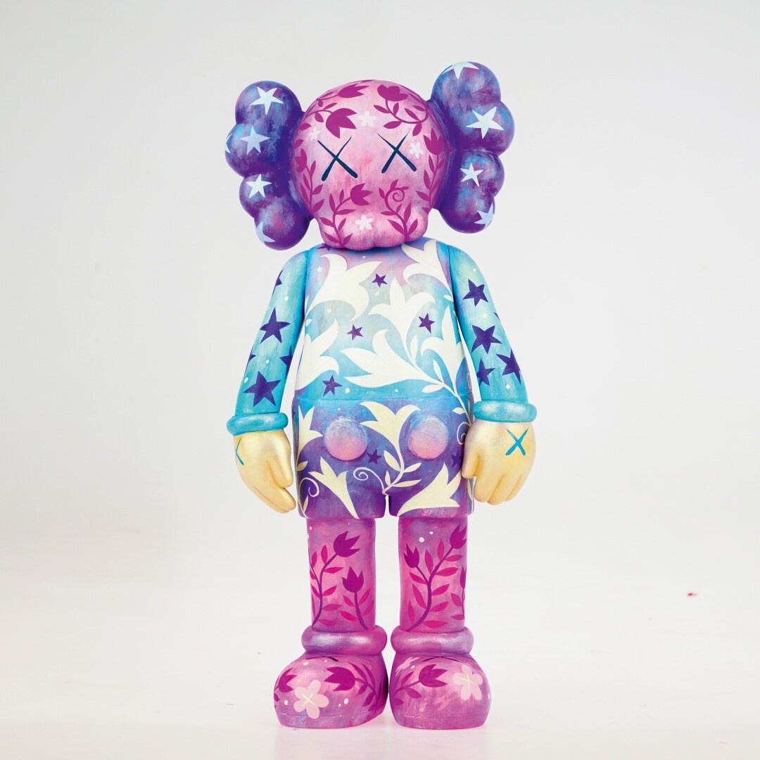    Персонаж Companion художника Брайана Доннелли, более известного как KAWS, с момента своего создания в 1990-х примерил сотни дизайнов-кастомизаций, например, иллюстратора Джеремайя Кетнера.  Фото: архивы пресс-служб, предоставлены Ильей Поповым