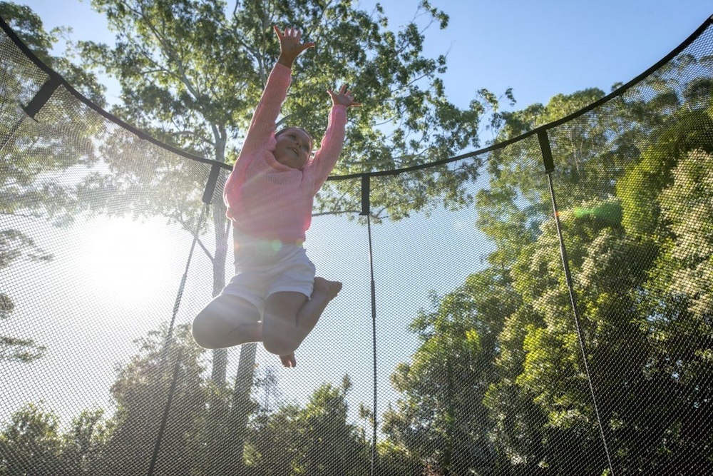 
 Мы придумали, как помочь детям вписать физическую активность в их ежедневное расписание.1) Начинайте день с зарядки
Приготовьте детей к активному учебному дню: для разогрева подойдут любые прыжки, приседания, а в идеале — конечно же, прыжки на батуте Springfree!2) Устраивайте 5-минутные перемены с физическими упражнениями
Если вы видите, что ребенок устал во время выполнения домашних заданий, предложите ему пятиминутный урок физкультуры — несколько минут бега, прыжков и стояния на голове помогут ему перезагрузиться и вернуться к урокам с ясной головой.3) В любой непонятной ситуации — прыгайте!
Ученые из НАСА утверждают, что 10 минут прыжков заменяют 30 минут бега. Дайте детям вдоволь попрыгать на батуте Springfree — и прыжки восполнят часы недостающей физической активности! На батуте можно прыгать перед школой вместо зарядки или устраивать перерывы во время уроков.4) Учиться играя
Включайте обучение в подвижные игры: научиться счету можно во время прыжков, а как прекрасно учатся стихи, если прыгать в рифму!5) Подайте пример
Дети прекрасно учатся на примере своих родителей: будьте достойным примером и ведите активный образ жизни — тогда и дети будут активны без ваших напоминаний. Любая пешая прогулка или поездка на велосипедах покажем вашим детям важность физической активности в вашей жизни. И не забудьте — взрослые тоже могут прыгать на батутах Springfree :)6) Используйте обучающие мобильные приложения для вашего батута
