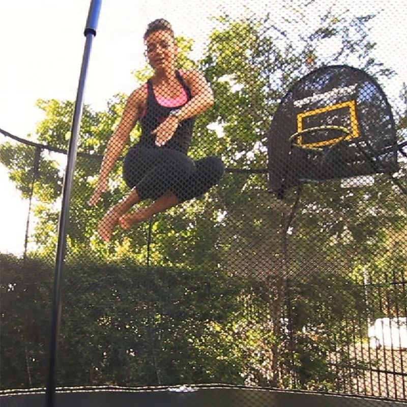 Марине хорошо известно, какой положительный эффект оказывают прыжки на батуте на формирование стройного тела. Ее комплекс упражнений на мини-батутах “Безупречные прыжки” стал первым в своем роде в Австралии и по сегодняшний день остается самым востребованным среди обновленной линейки фитнес-курсов, разработанных Мариной. Такой восторг от батутов она испытывает еще с 2009 года, когда вместе с командой из 300 добровольцев ей удалось войти в книгу рекордов Гиннесса, установив новое достижение в категории “наибольшее количество человек, выполняющих синхронные прыжки на батуте” (предыдущий рекорд принадлежал 250 прыгунам).