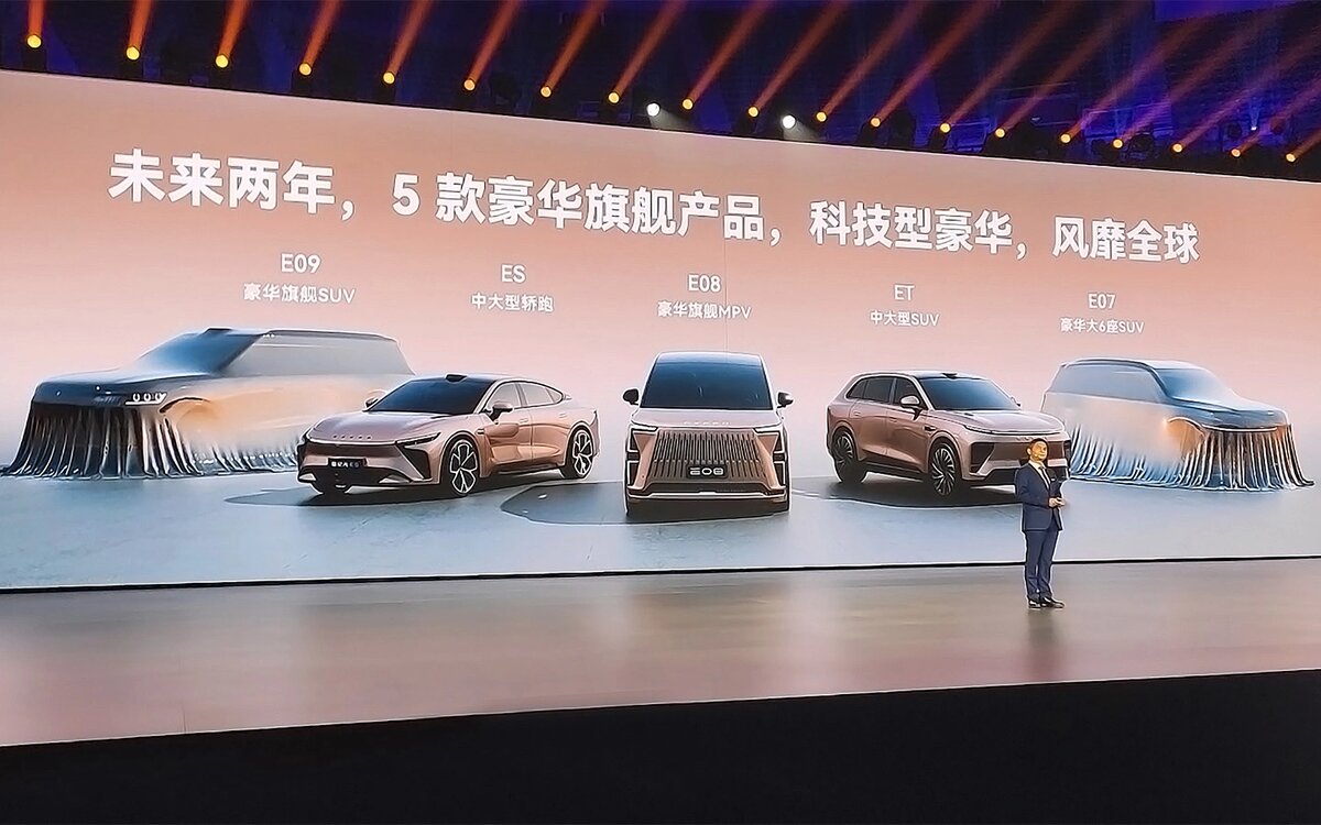 Надпись обещает, что спрятанные под покрывалами модели присоединятся к серийной гамме в ближайшие два года (Фото: Exeed)