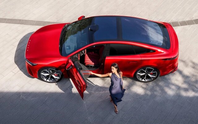 Седан — или все же лифтбек? — Exlantix ES выкатят нашему рынку в гибридной и электрической версиях. На фото исходный Exeed Sterra ES. Лидар над лобовым стеклом не про Россию. (Фото: Exeed)