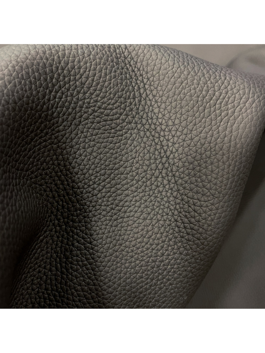 Натуральная кожа Togo - это тип телячьей кожи, который получил свое название благодаря своему первому использованию в производстве сумок Hermès. Кожа Togo известна своим характерным зернистым узором и чувственным на ощупь матовым покрытием.