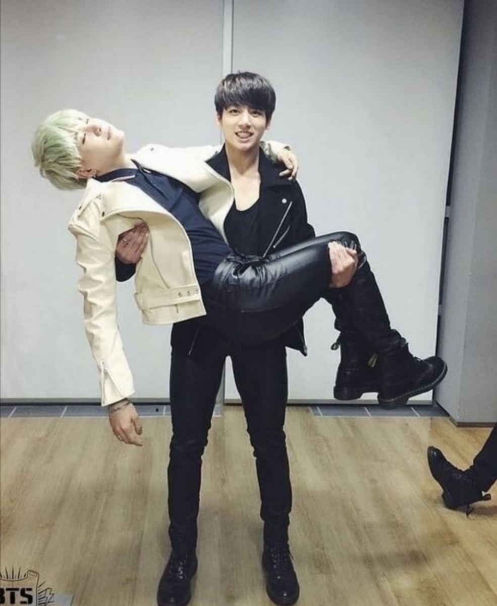 Идеально! Интересно, чья это нога справа? 