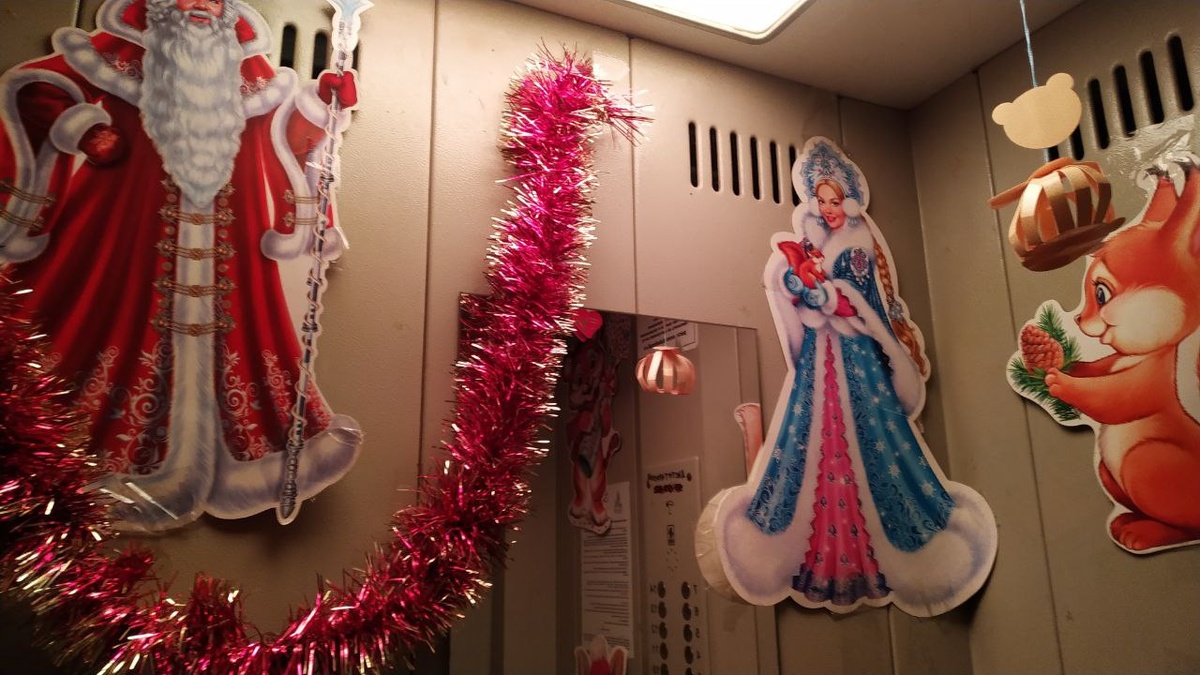 В нашем лифте.