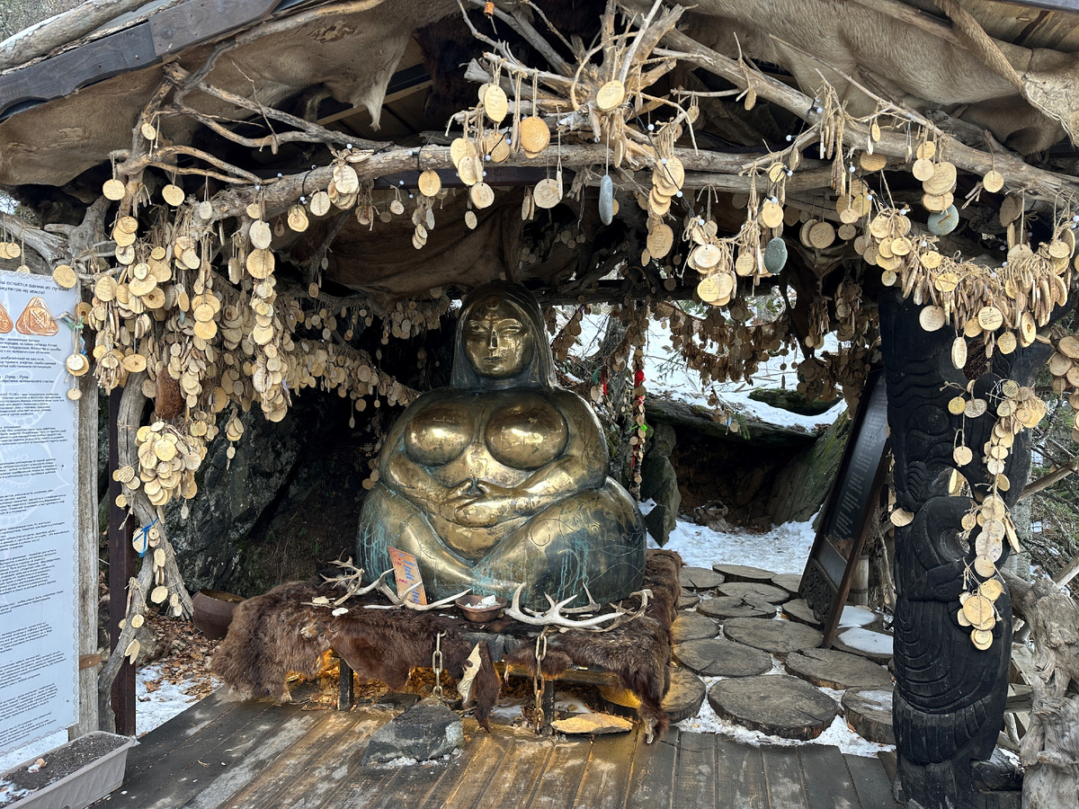 Золотая Баба на вершине Малой Синюхи (курорт Манжерок).