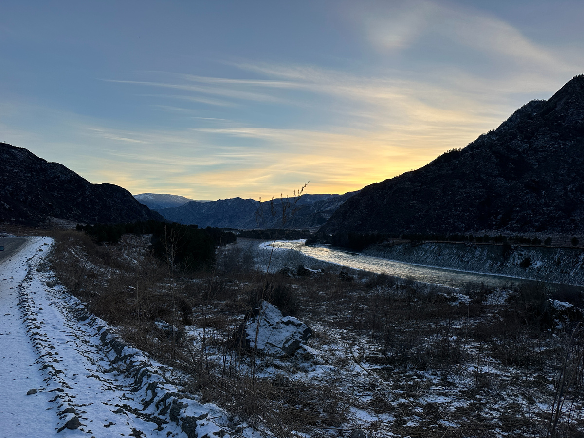 Осенний пейзаж Алтая, который заставляет поверить в волшебный мир данного места.