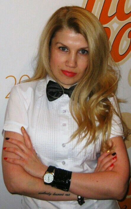 Автор 10 лет назад. Обожала этот образ. Дерзкий. Ведь в жизни я не такая. Огромный плюс в работе артиста. Перевоплощения.