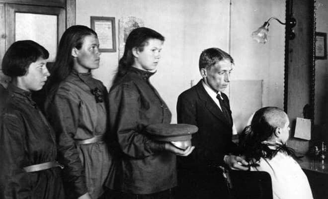 Стрижка новобранцев женского батальона смерти, 1917 год. 

В ряды «ударниц» записывались прежде всего женщины-военнослужащие из фронтовых частей (в Русской императорской армии было небольшое число женщин-военнослужащих, нахождение в армии каждой из которых утверждалось Высочайшим разрешением, среди них были даже георгиевские кавалеры), но также и женщины из гражданского общества - дворянки, курсистки, учительницы, работницы. Большой была доля женщин солдат и казачек. 

Солдаты Женского батальона Бочкарёвой носили на шевронах символ «Адамовой головы». Женщины проходили медкомиссию и стриглись почти наголо.