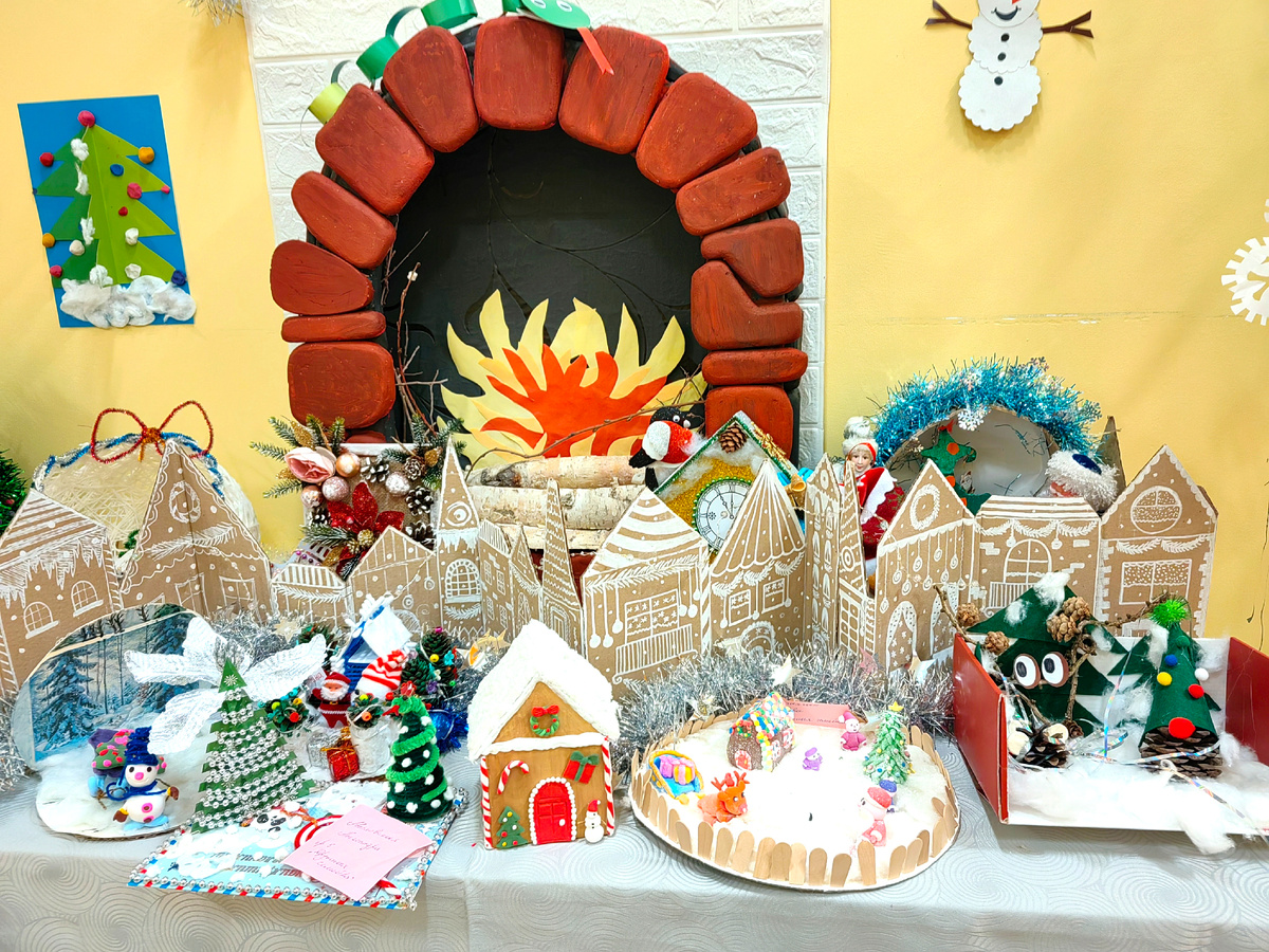 Таких столиков с поделками несколько. Холл возле нашей группы очень красиво украшен