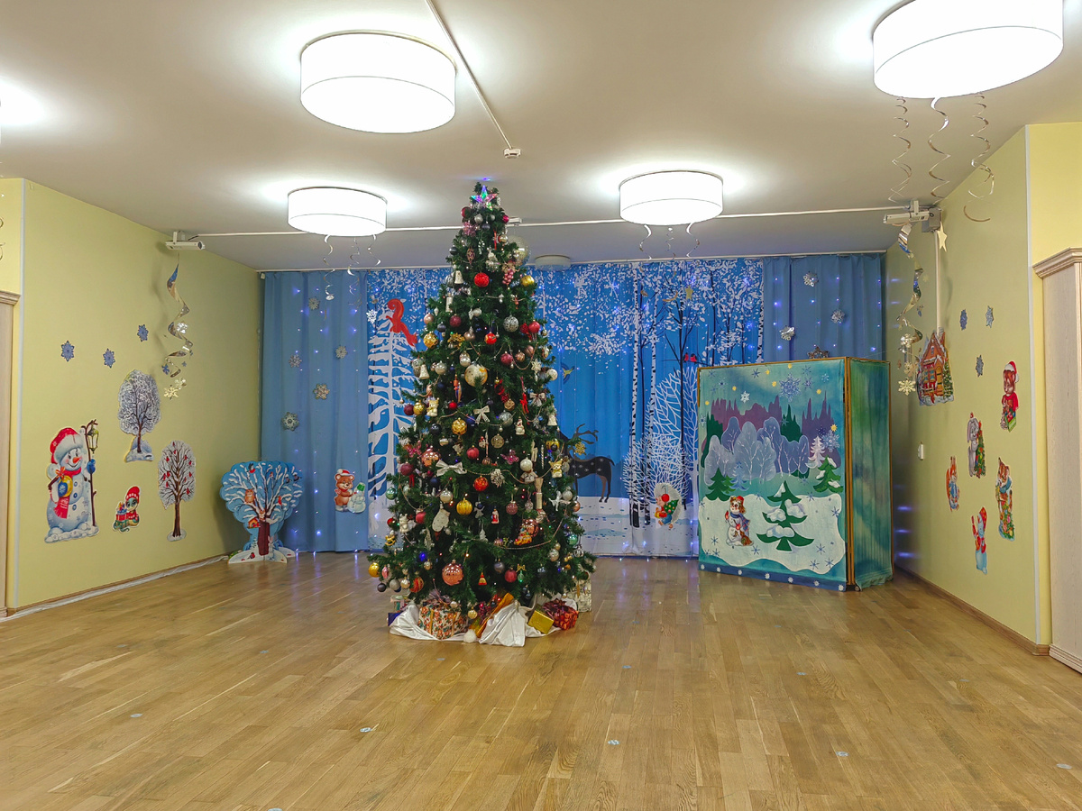 Центр зала представляет собор эркер. Стеклянная стена завешана тематической шторой