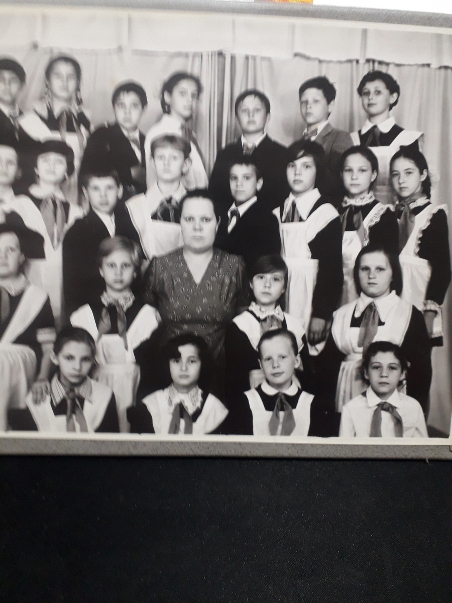 Это я в 4-м классе. Найдете меня?