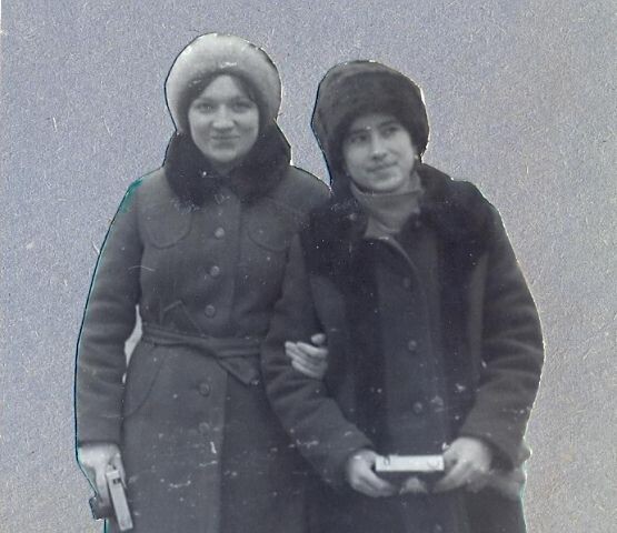 1й курс, учили нас фотографировать. Потому и фотоаппараты в руках. А это фото было приклеено на двери нашей комнаты в общаге.