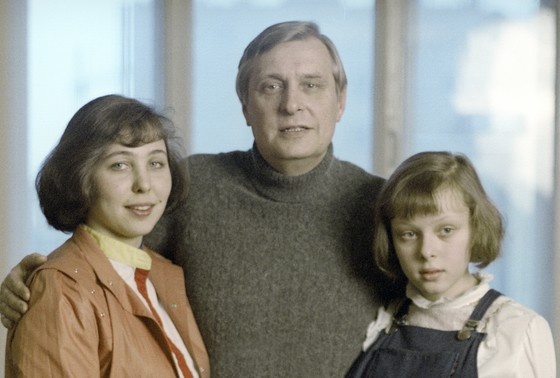    Олег Басилашвили с дочерями Ольгой и Ксенией (слева направо), 1986 год