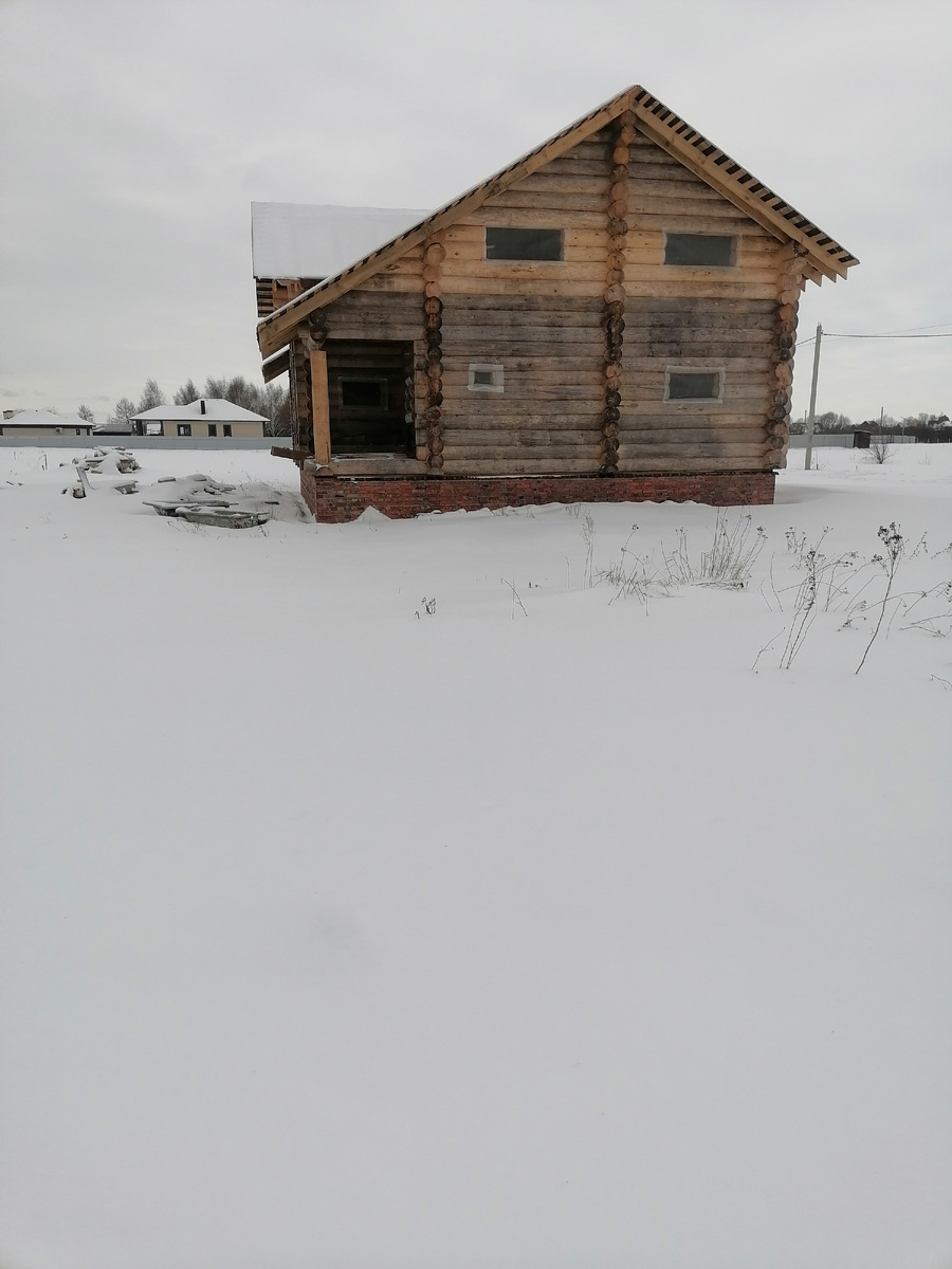 Очень похож на избушку на курьих ножках. 