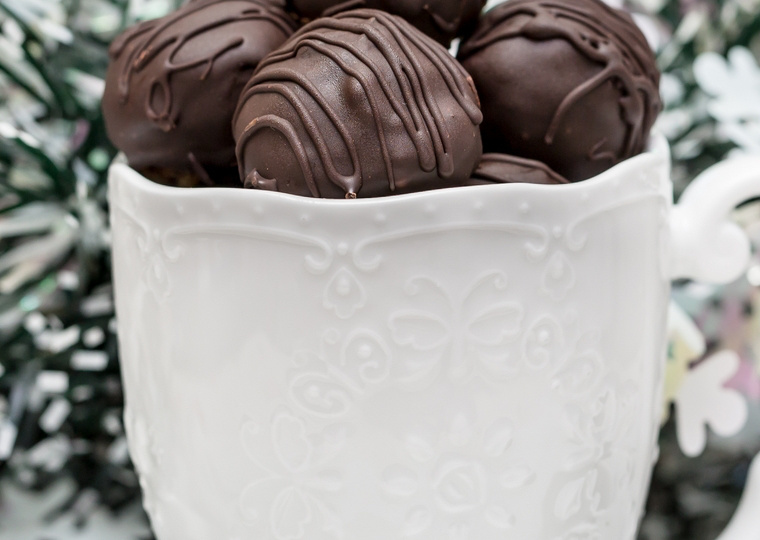 Такие конфеты на праздник делать надо обязательно! Чернослив, орехи, шоколад и капля коньяка – всё, больше ничего