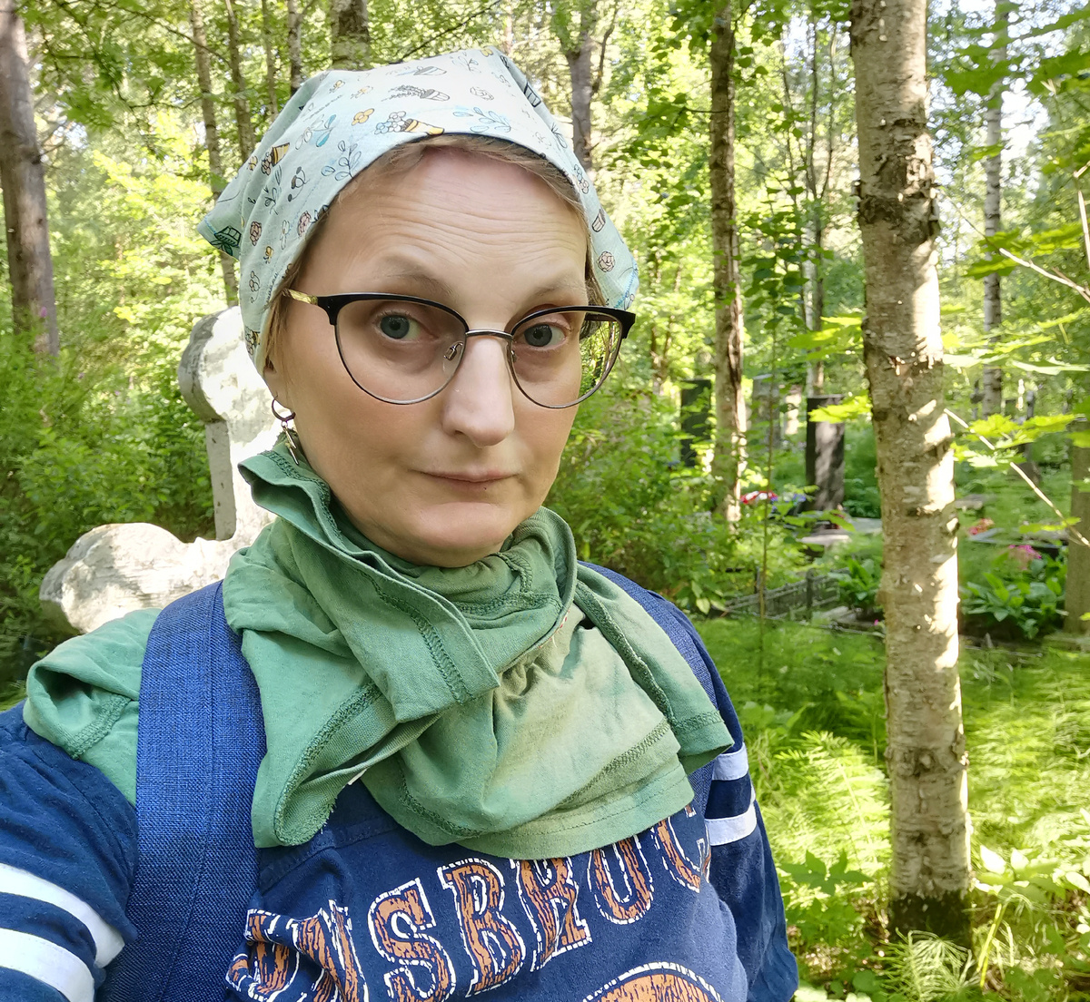 К поискам готова! фото с Северного кладбища. На шею намотана майка - от комаров.