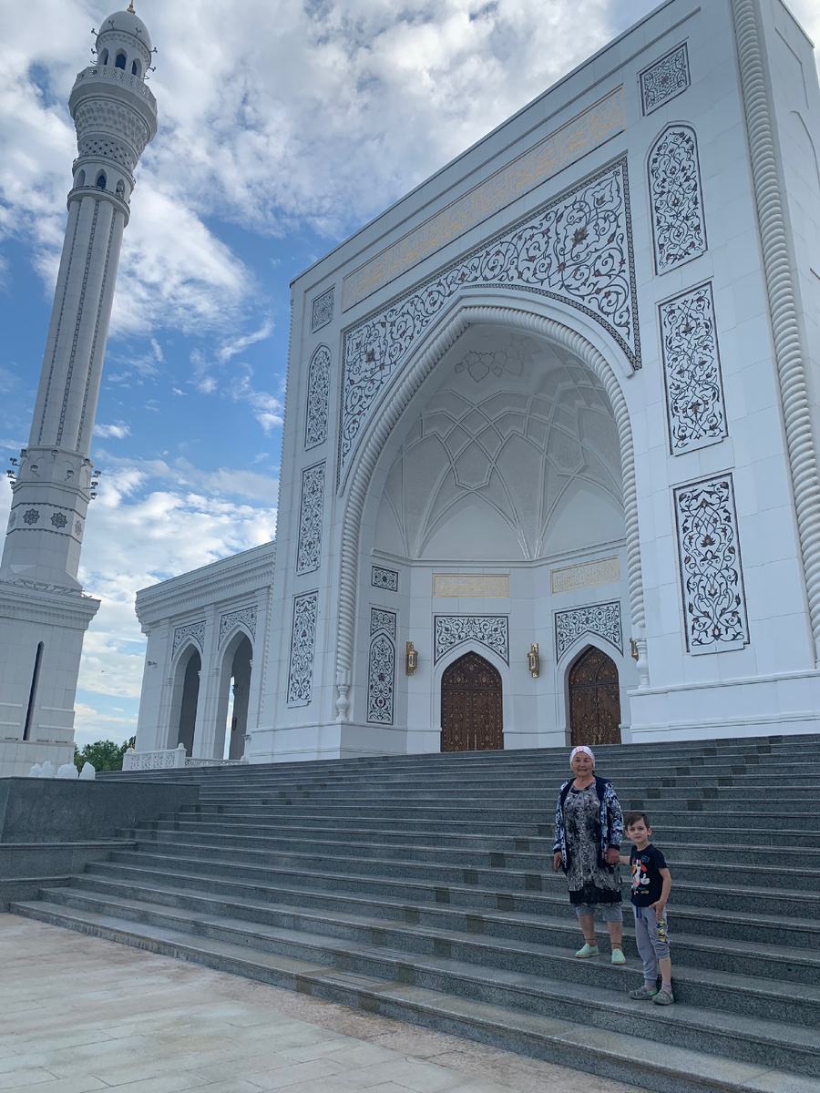 Одни из входных ворот мечети