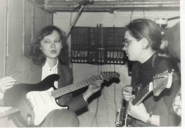 Группа БЕЛАЯ ГОРЯЧКА (Тюмень). Ольга Губина и Вера Куминова, 1993 г. Фото Виктора Щеголева.