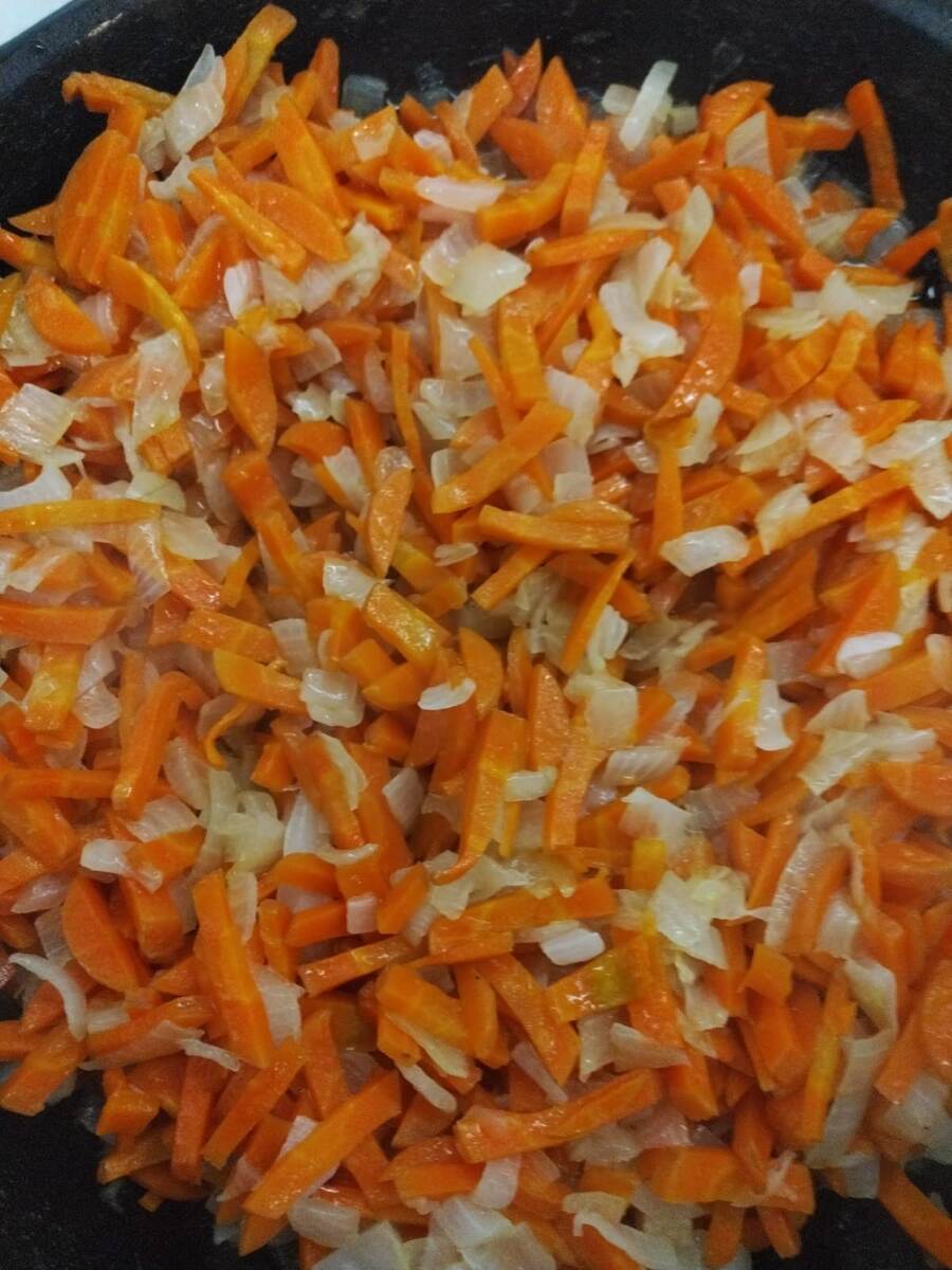Морковь и лук тушатся.