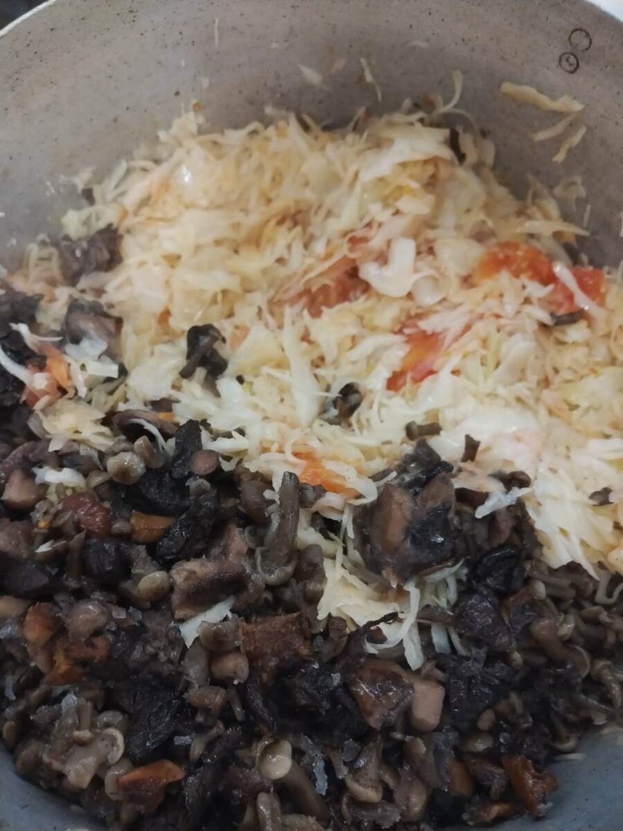 Капуста, помидоры и грибы отдельно тушу.