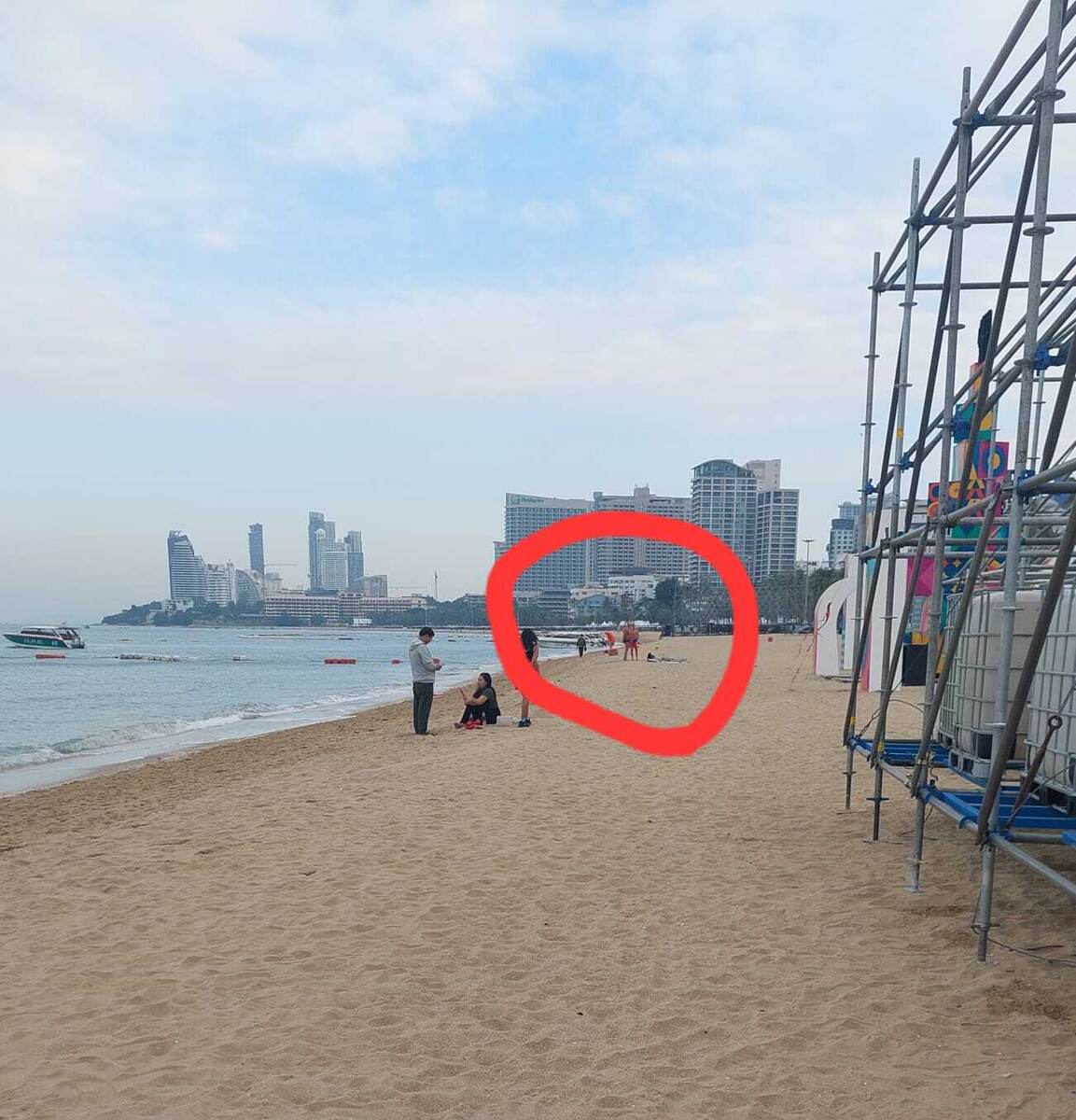 Вот эта группа людей сообщила мне через Инну Рин о том, что на пляже  бомжует татарин... 