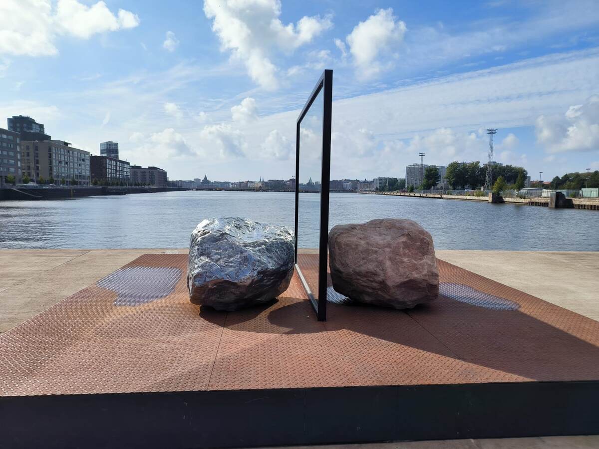 Работа художницы Алисии Кваде: Big Be-Hide, 2022 на набережной в районе Каласатама, Хельсинки. Фото моё