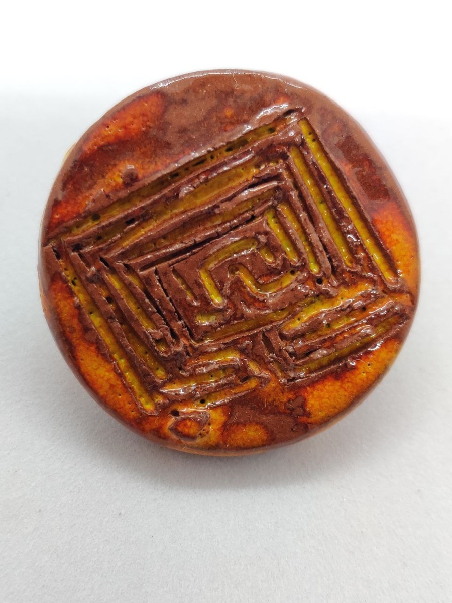 Авторская керамика Натальи Давыдовой. Керамическая пуговица Лабиринт